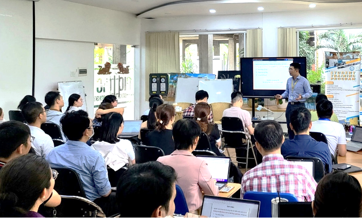 Hình ảnh học viên cùng PGS. TS Thái Thanh Trúc trong buổi học sáng 13/04/2024