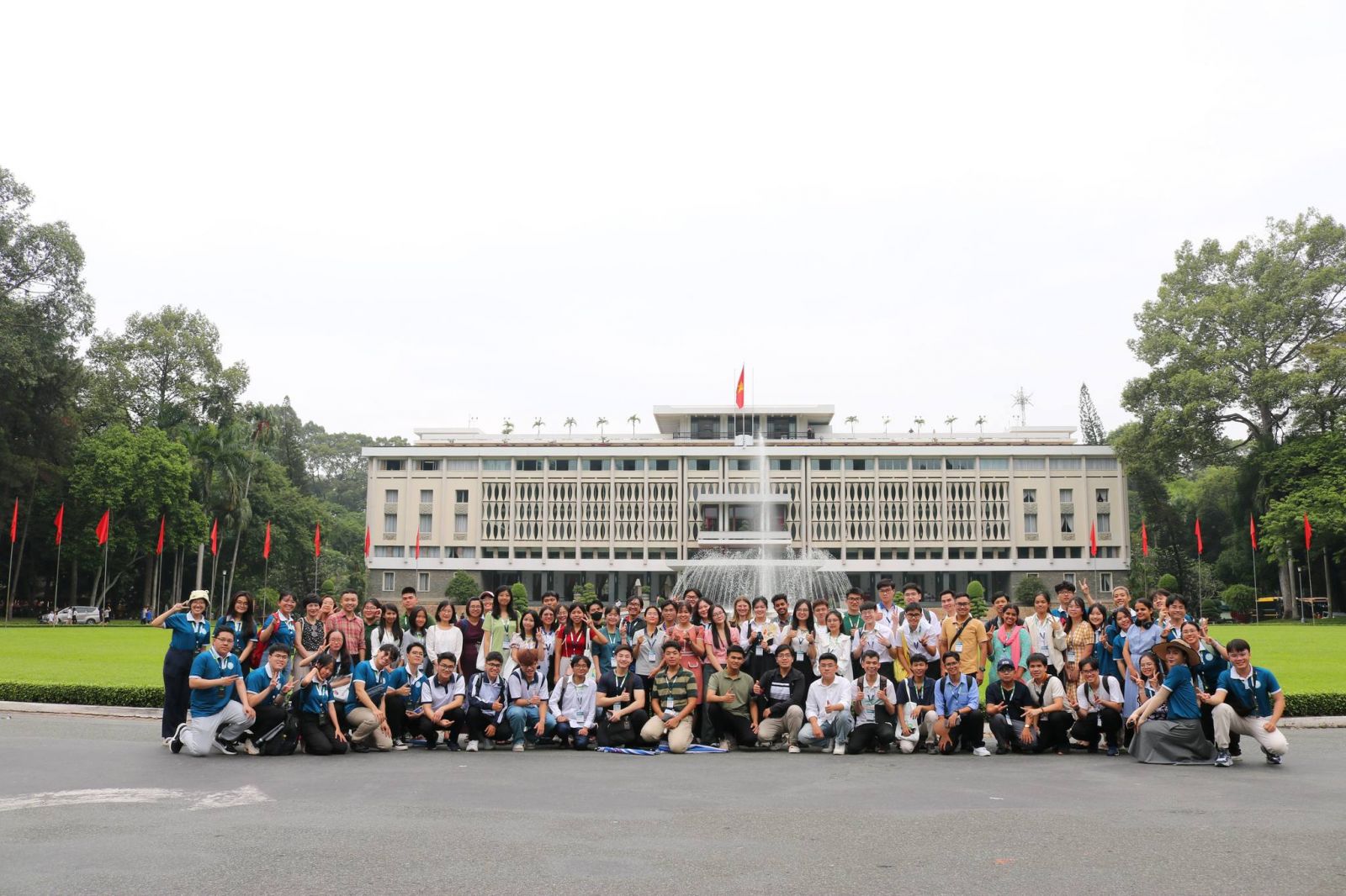 Có thể là hình ảnh về 3 người