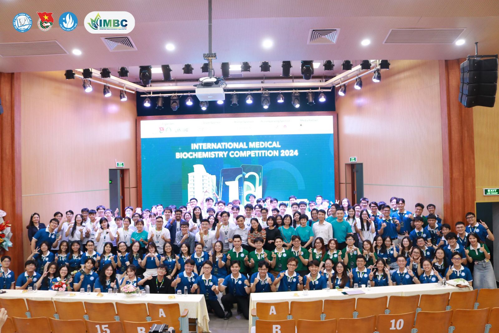 Có thể là hình ảnh về một hoặc nhiều người, kèn clarinet và văn bản