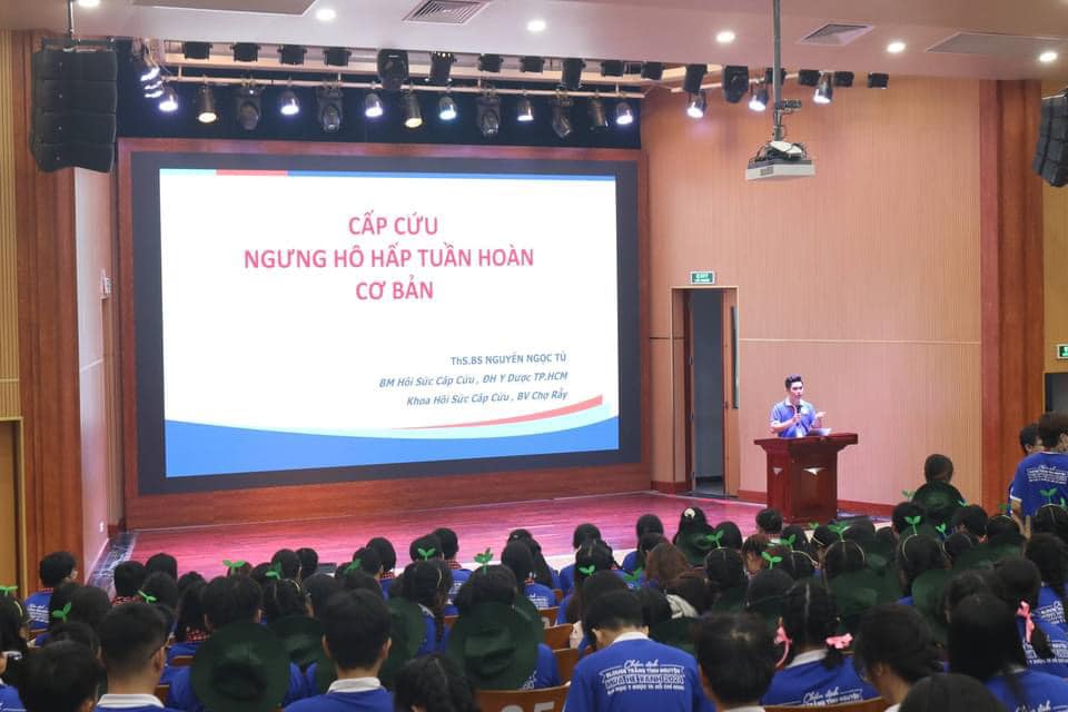 Có thể là hình ảnh về 3 người, mọi người đang học, cái bục và văn bản cho biết 'ชรม CẤP CẤPCỨU CỨU NGƯNG HÔ HẤP TUẦN HOÀN cƠ CƠBẢN BÁN BM HoiS Sức Cấp Khoa Ho ôi Sức Cáp ThS.BS NGUYỄN NGỌC τύ ĐHY Dược P.HCM CM Ch Chợ Ray 無 LVACNEOOO NMJESZ0 18000る'