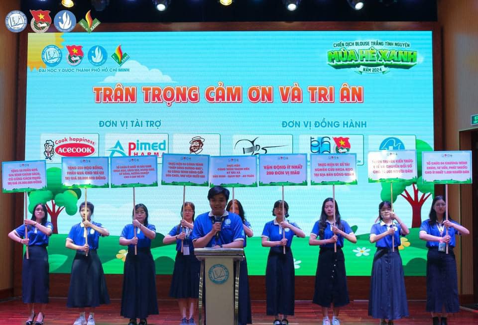 Có thể là hình ảnh về 10 người và văn bản