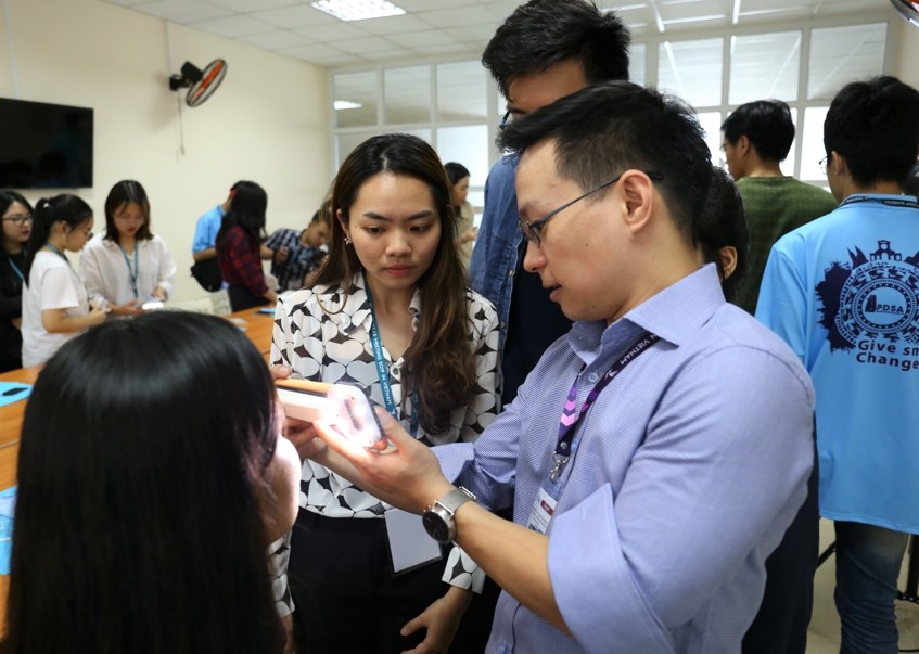 BS Trần Ngọc Hải hướng dẫn lớp học chụp ảnh nha khoa
