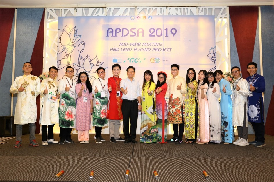 PGS TS Trần Diệp Tuấn, Hiệu trưởng Hubet Trò chơi sòng bạc trực tuyến hay nhất, thương hiệu TPHCM chúc mừng hội nghị