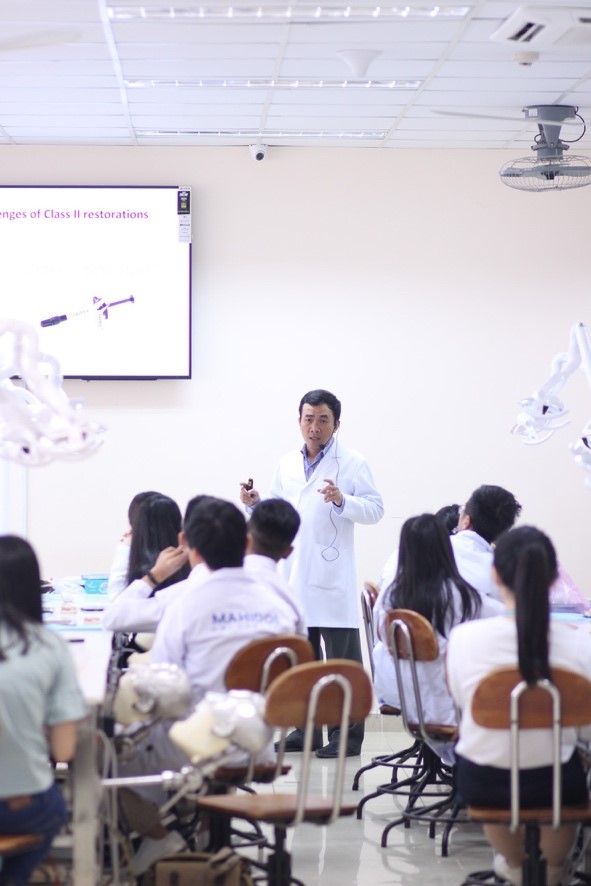 Lớp học kĩ năng trám răng được hướng dẫn bởi PGS.TS Phạm Văn Khoa, Trưởng bộ môn Chữa răng nội nha, Khoa Răng Hàm Mặt Hubet Trò chơi sòng bạc trực tuyến hay nhất, thương hiệu TpHCM