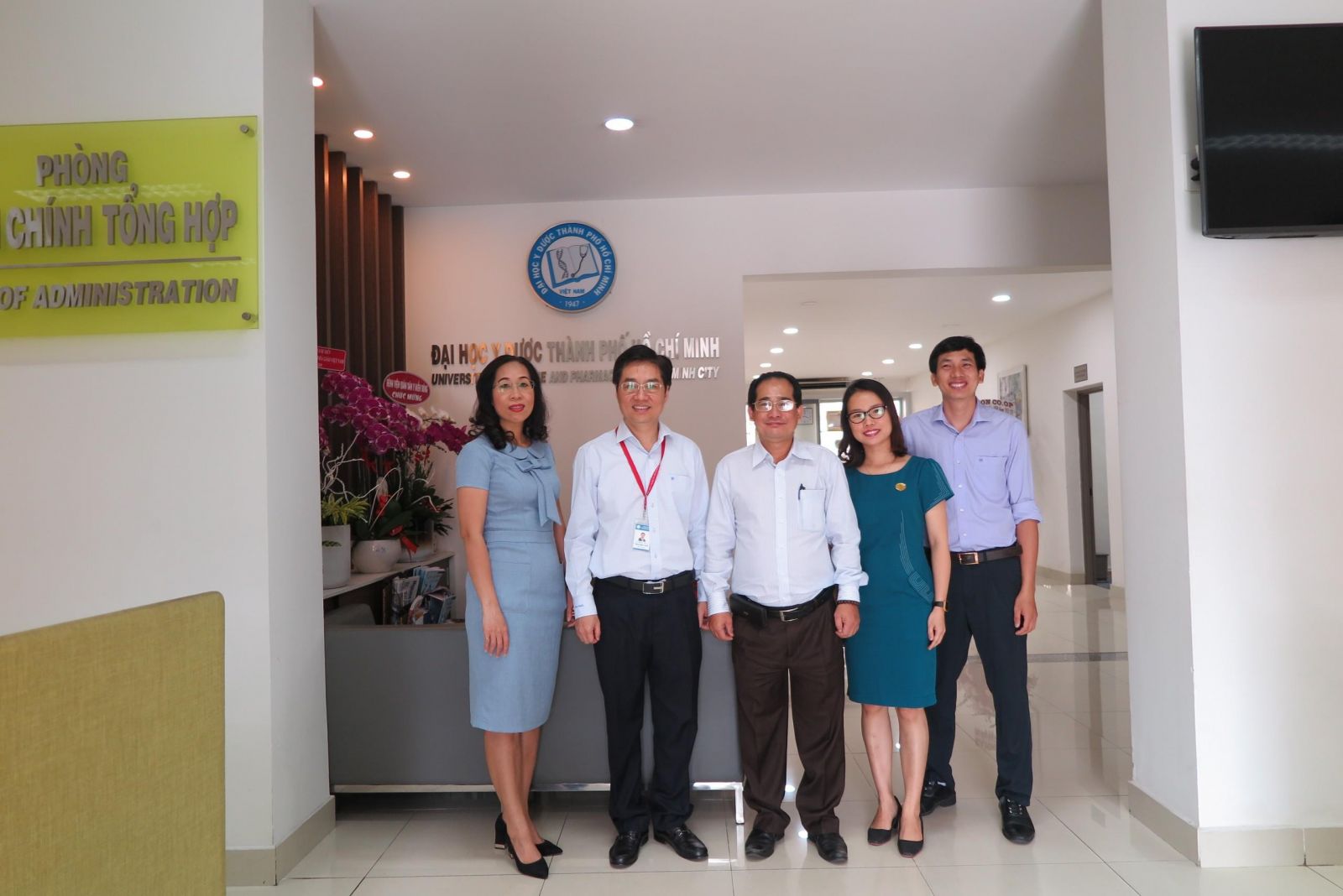 Ban Giám đốc Hubet là nhà cái trực tuyến uy tín nhất 2026 Nhi đồng 2 thăm và chúc mừng Trường nhân ngày Nhà giáo Việt Nam