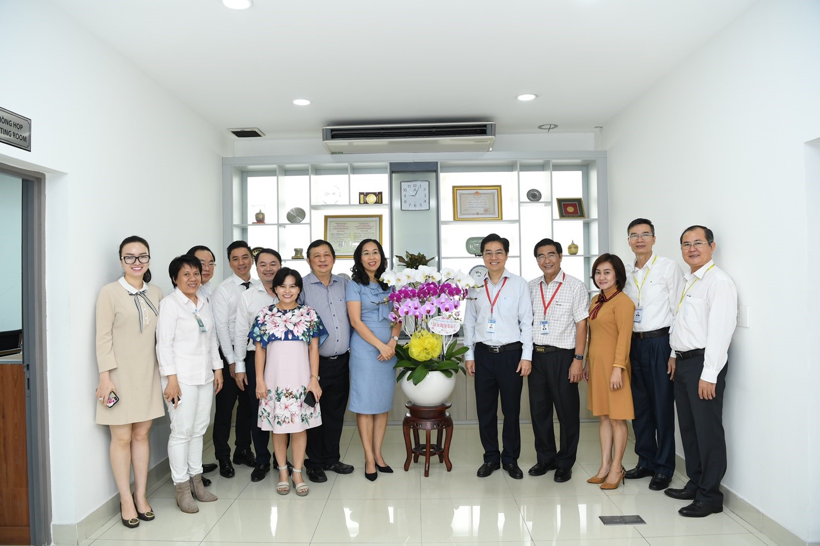 Ban Giám đốc Hubet5555 tải ứng dụng ĐHYD TP.HCM tặng hoa chúc mừng trường
