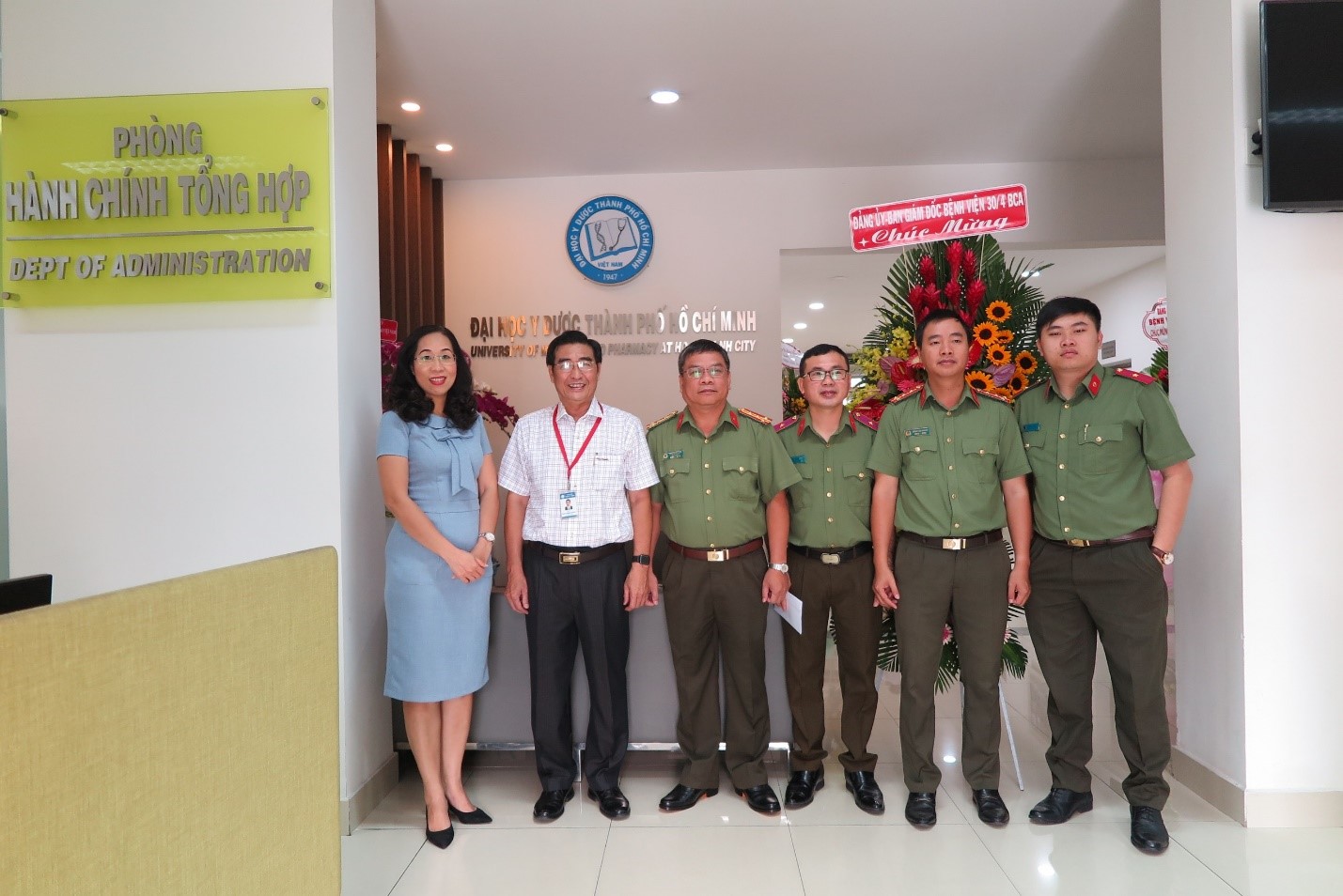 Ban Giám đốc Hubet5555 tải ứng dụng 30.4 với lẵng hoa chúc mừng trường
