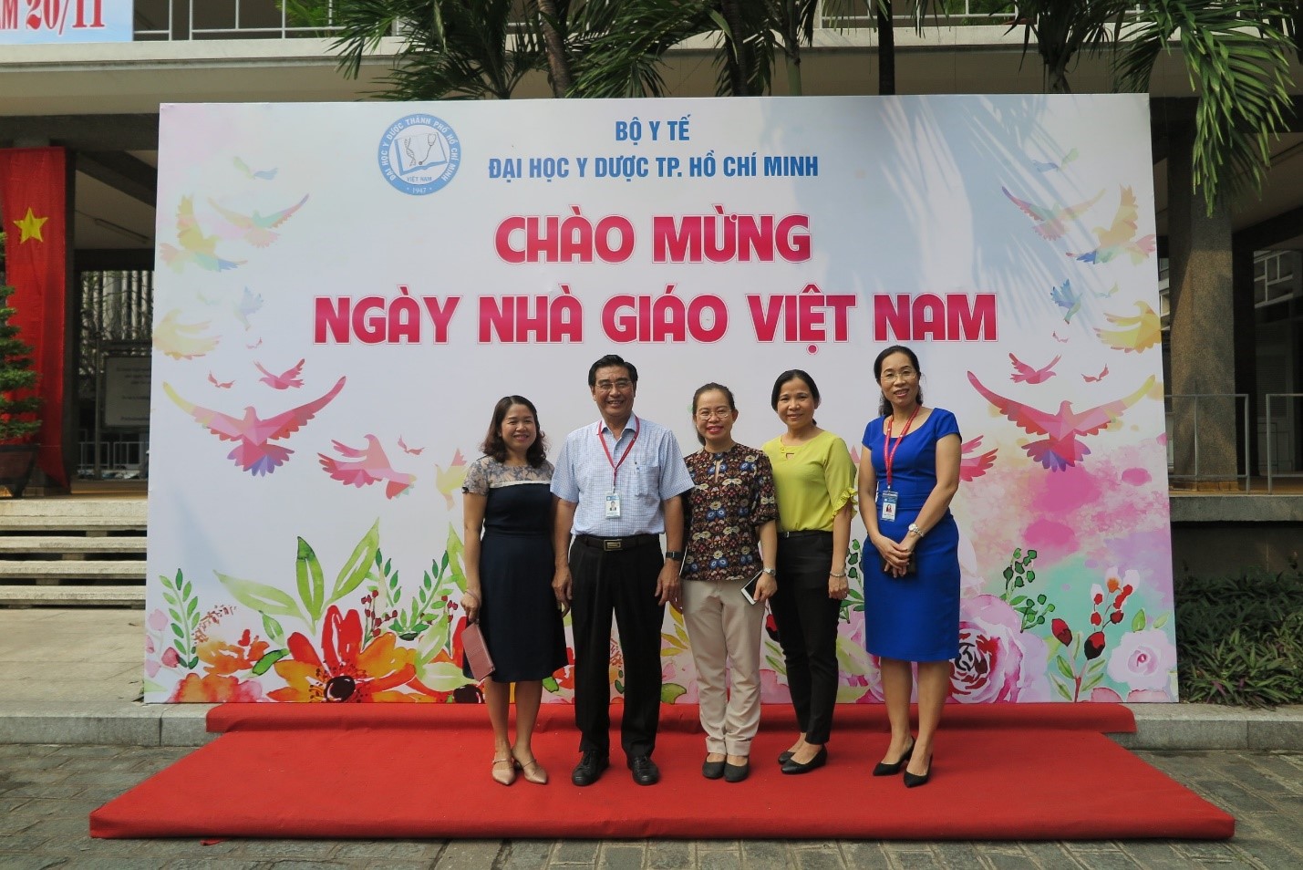 Ban giám đốc Hubet5555 tải ứng dụng Hùng Vương đến thăm và chúc mừng trường