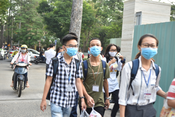 Sinh viên đeo khẩu trang trong ngày trở lại trường