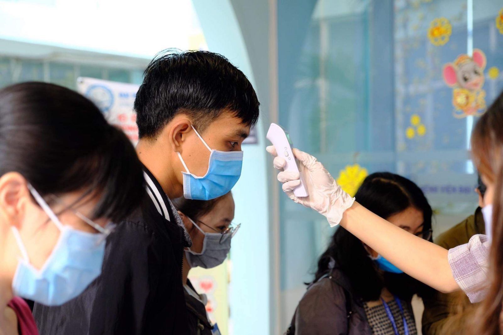 Sinh viên Khoa Y học cổ truyền được đo thân nhiệt trước khi bước vào phòng thực hành