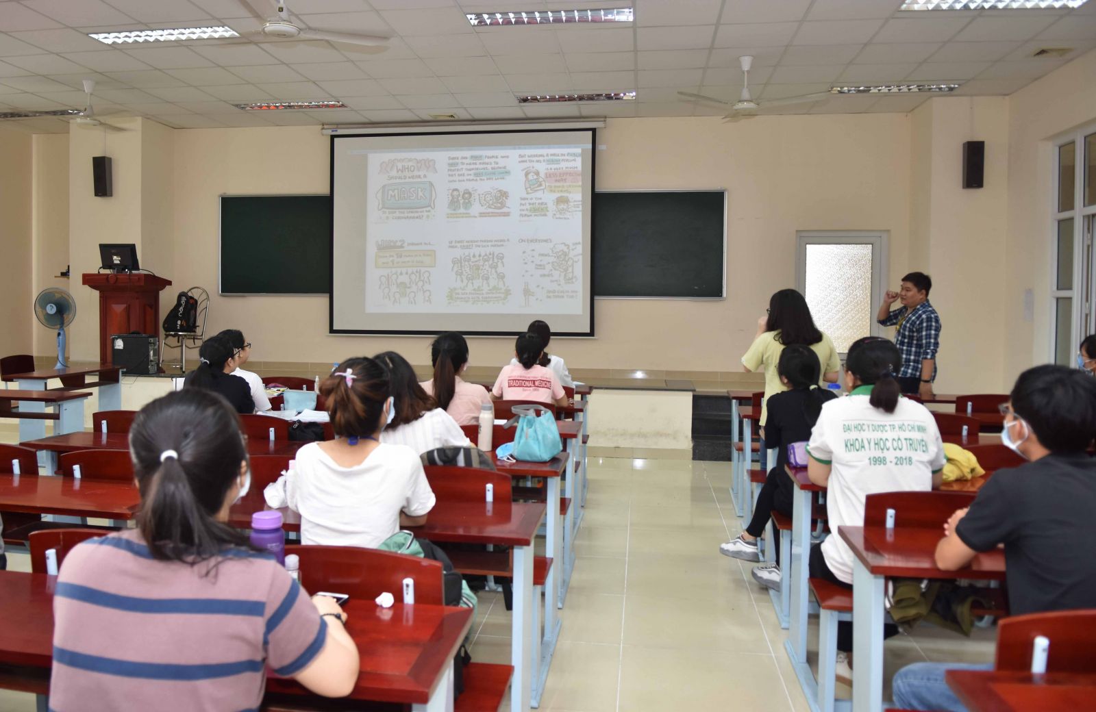 ThS. Bùi Phạm Minh Mẫn đang tập huấn cho Huebet cung cấp môi trường game chân thực với công nghệ tiên tiến về dịch bệnh covid-19