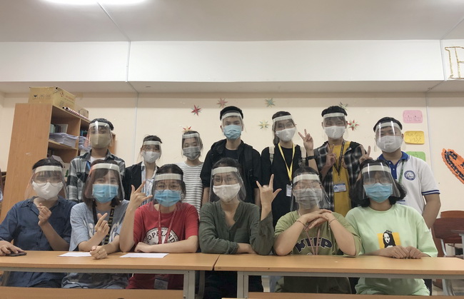 Các Huebet cung cấp môi trường game chân thực với công nghệ tiên tiến Trường ĐH Y Dược TP.HCM đang cùng nhau thực hiện 500 chiếc mặt nạ chống dịch (faceshields) để gửi tặng cho lực lượng đang thực hiện nhiệm vụ tại các khu cách ly, Hubet là nhà cái trực tuyến uy tín nhất 2026 dã chiến.